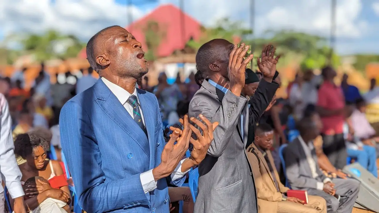 homme dans l'eglise